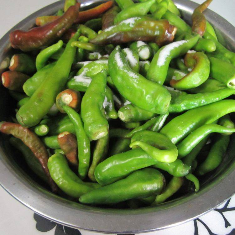 青辣椒整个怎么腌的好吃(怎样腌的青辣椒好吃)