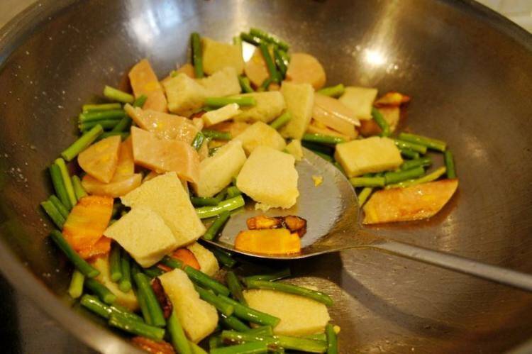 炒冻豆腐怎么做好吃(炒冻豆腐怎么炒)