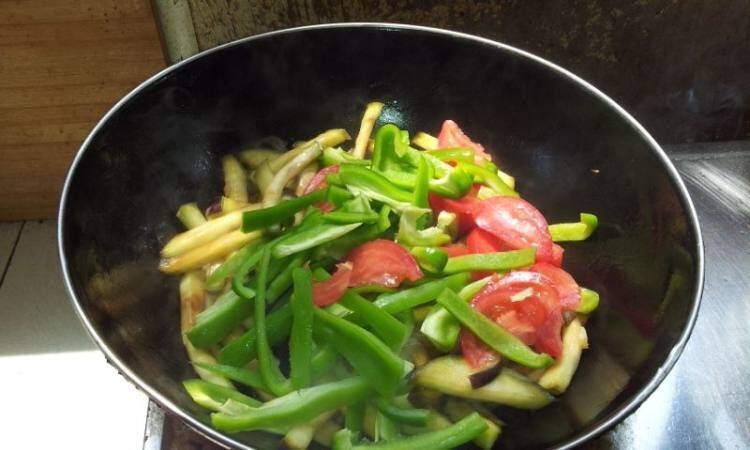 怎么炒茄子块简单又好吃(怎么炒茄子不黑)