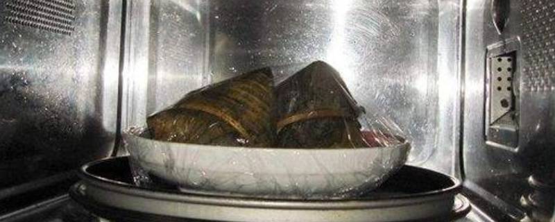 带叶子的粽子可以微波炉加热吗(包好的粽子可以放电饭锅里煮吗)