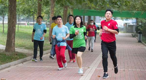 体重200斤跑步久了膝盖疼(200斤慢跑伤膝盖吗)