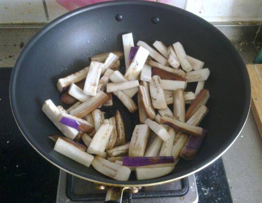 长茄子怎么炒好吃的做法大全(长茄子怎么炒辣椒最好吃)