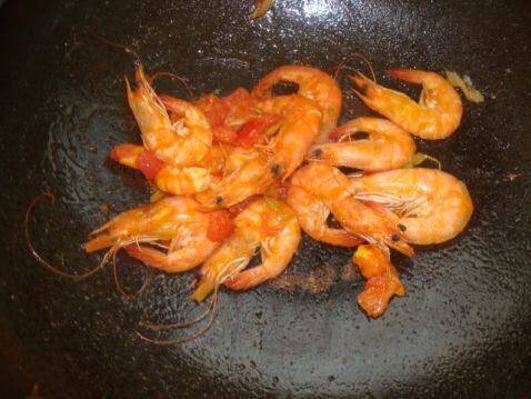 番茄炒大虾怎么做还好吃(番茄底料炒大虾)