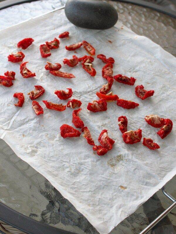 西红柿干怎么晒不发黑(西红柿干枯病害图片)