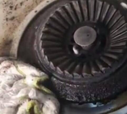 燃气灶顽固油渍怎么去除(清理煤气灶污垢的妙招)