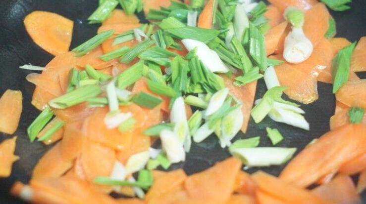 胡萝卜炒肉怎么做好吃又简单(胡萝卜炒肉怎么炒)