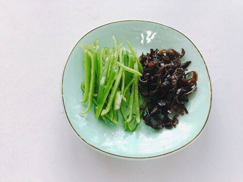 青椒牛肉丝怎么炒又嫩又好吃(怎样炒牛肉丝好吃家庭版)