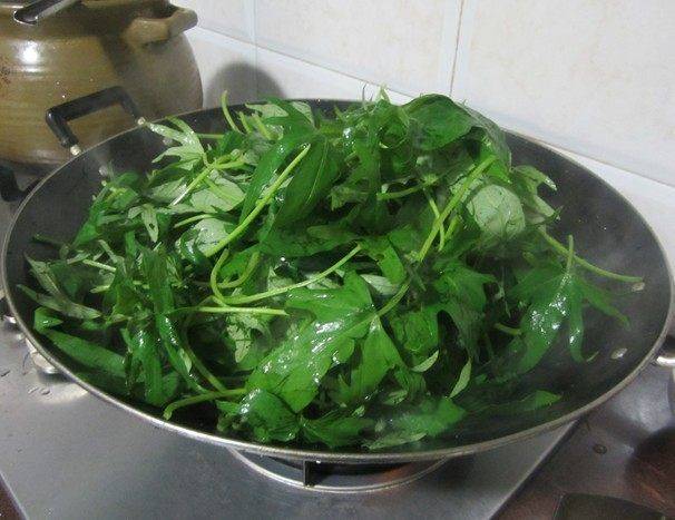 番薯叶怎么炒好吃又绿(番薯叶怎么炒酒店做法)