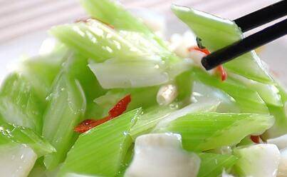 西芹炒百合怎么炒好吃(西芹炒百合怎样炒才好吃)