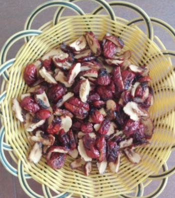 炒红枣是整个炒还是切片来炒(炒红枣要炒到什么程度窍门)