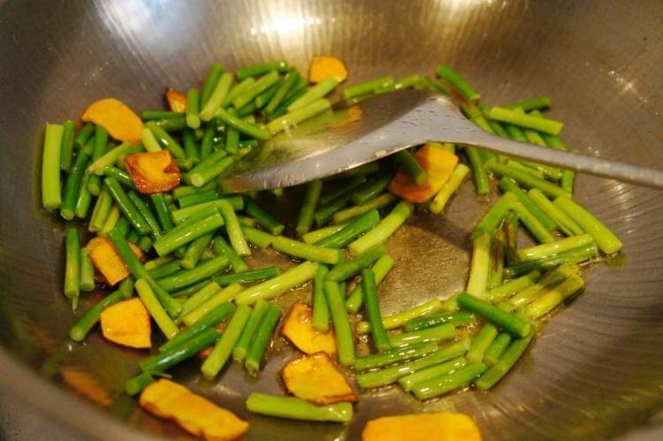 炒冻豆腐怎么做好吃(炒冻豆腐怎么炒)