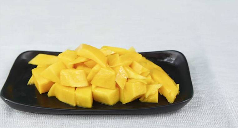芒果怎么切成小方格(芒果怎么切方便吃)