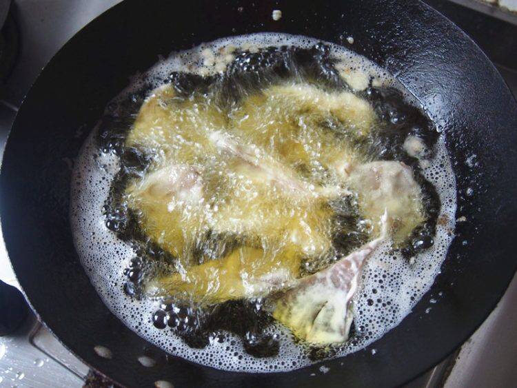 干炸蘑菇怎么做好吃视频(干炸蘑菇怎么做不油)