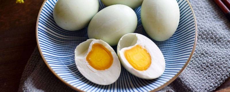咸鸭蛋有点臭还能吃吗(咸鸭蛋臭了蛋黄黑了还能吃吗)