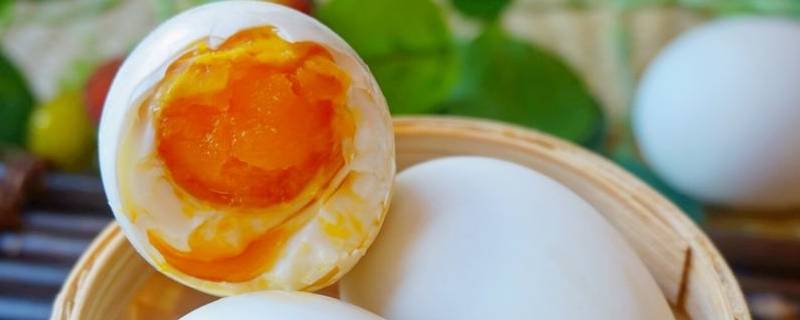 咸鸭蛋怎么做最快出油(咸鸭蛋怎么做早餐)