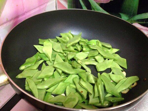 扁豆怎么炒来吃(扁豆怎么炒好看又好吃)