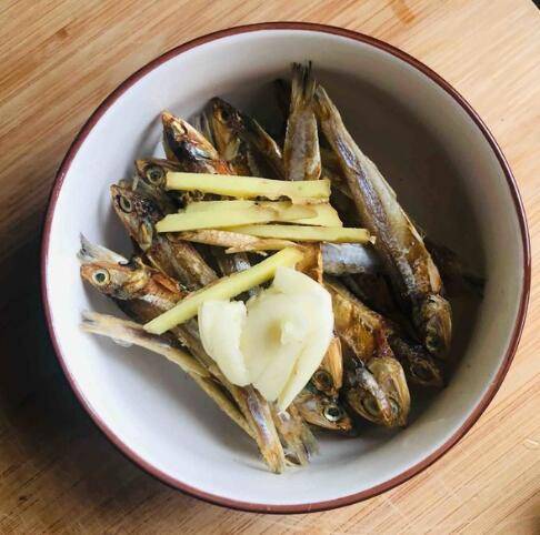 晒干的小咸鱼怎么做好吃又香甜(晒干咸鱼怎么做好吃法大全)
