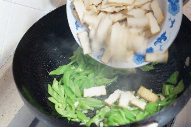 回锅肉炒卤豆腐做法(卤豆腐炒辣椒的做法)