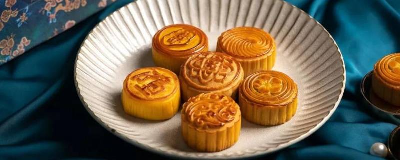 月饼放冰箱冷藏半年能吃吗(月饼放冰箱变硬了怎么办)