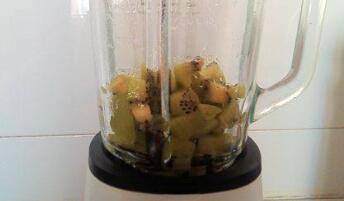 猕猴桃榨汁的做法大全窍门(猕猴桃榨汁加什么)