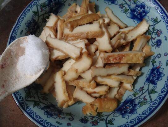 怎么炒豆干(怎么用芹菜炒豆干好吃)