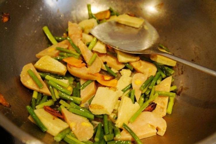 炒冻豆腐怎么做好吃(炒冻豆腐怎么炒)