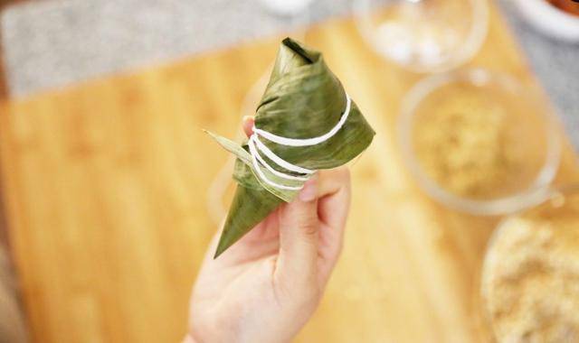 包粽子怎么腌制才入味(粽子怎么才能紧弹)