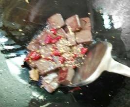 猪红怎么做下饭(厨师猪红做菜教程)