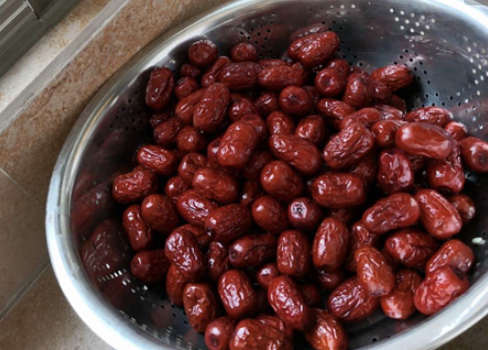 炒红枣是整个炒还是切片来炒(炒红枣要炒到什么程度窍门)