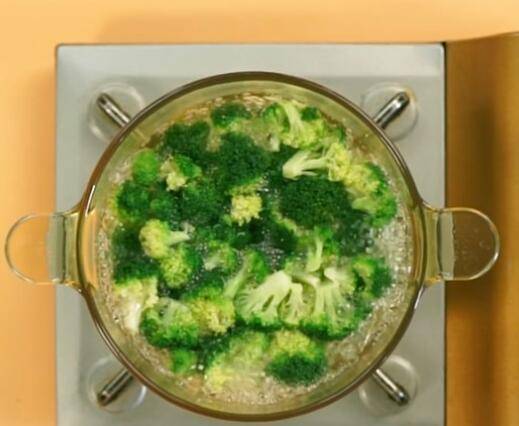 素炒西兰花如何炒才好吃(素炒西兰花怎么洗)