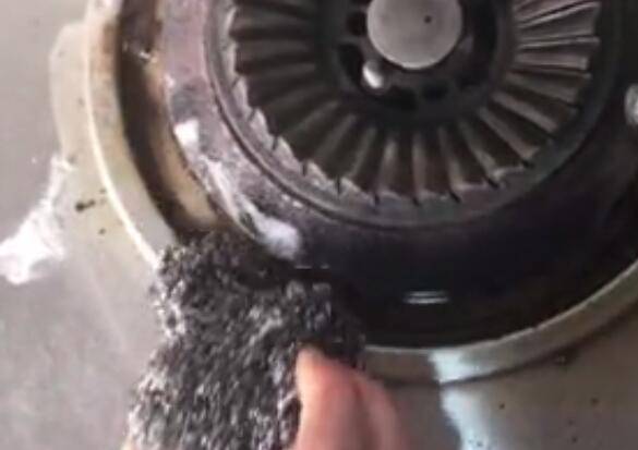 燃气灶顽固油渍怎么去除(清理煤气灶污垢的妙招)