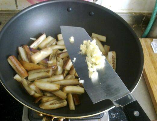 长茄子怎么炒好吃的做法大全(长茄子怎么炒辣椒最好吃)