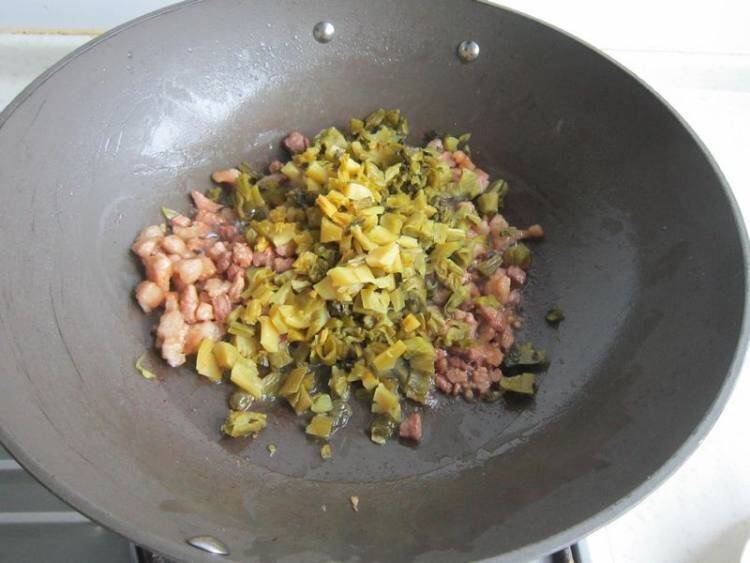 酸菜怎么炒好吃家常做法(酸菜用什么炒好吃)