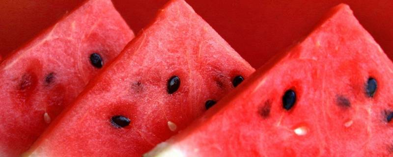 西瓜用保鲜膜放冰箱可以放几天(西瓜放在冰箱一个星期还可以吃吗)