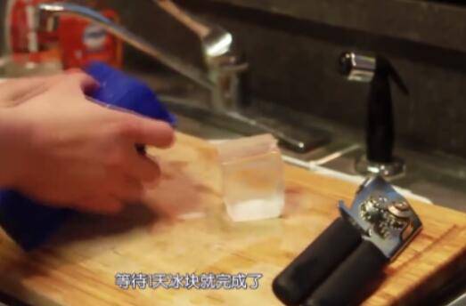 冰块怎么做不用模具(冰块怎么做才透明)