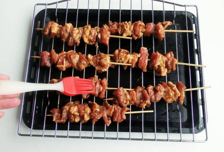 微波炉烤羊肉串230度烤几分钟(烤箱烤羊肉串烤箱温度和时间)