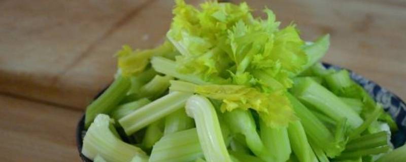 芹菜怎么拌又脆又好吃(炒芹菜需要焯水一下吗)