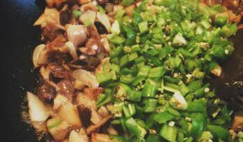 鸡菌怎么和鸡炒才好吃(鸡菌可以配什么炒好吃)