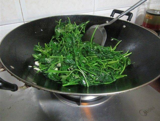 番薯叶怎么炒好吃又绿(番薯叶怎么炒酒店做法)