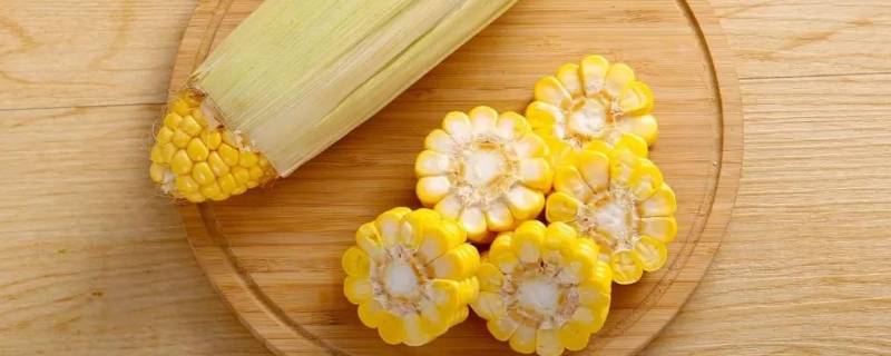 玉米煮完是在水里泡着还是拿出来(玉米是放水里煮还是蒸)