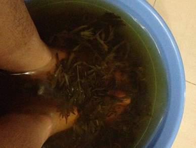 艾草怎么泡脚能去除脚臭(艾草怎么泡脚能降血糖)