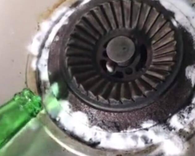 燃气灶顽固油渍怎么去除(清理煤气灶污垢的妙招)