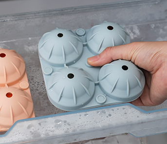 球形冰块模具怎么弄(上下盖球形冰块模具正确使用方法)