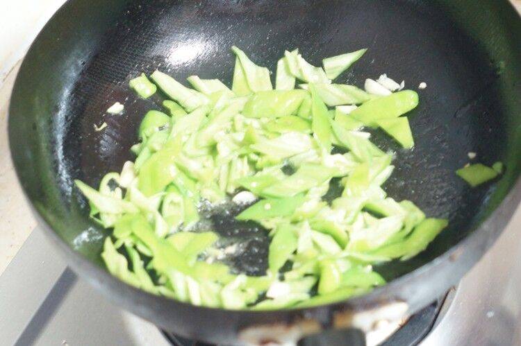 回锅肉炒卤豆腐做法(卤豆腐炒辣椒的做法)