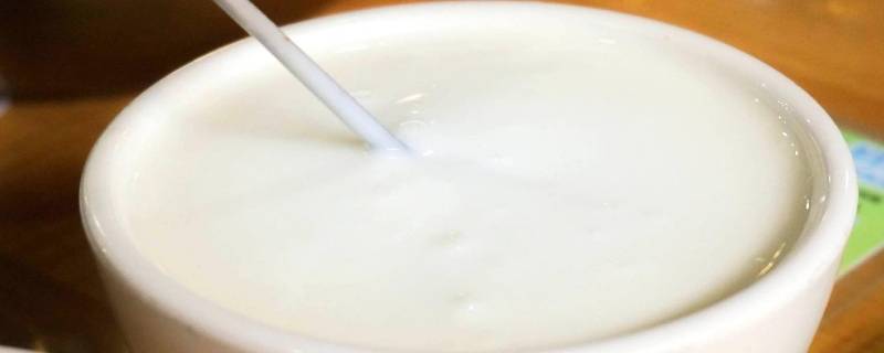 酸奶放久了浮一层水(酸奶放时间久了还能喝吗)