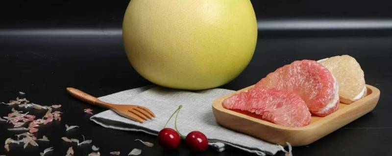 切开的柚子如何保存呢(切开了的柚子怎么保存)