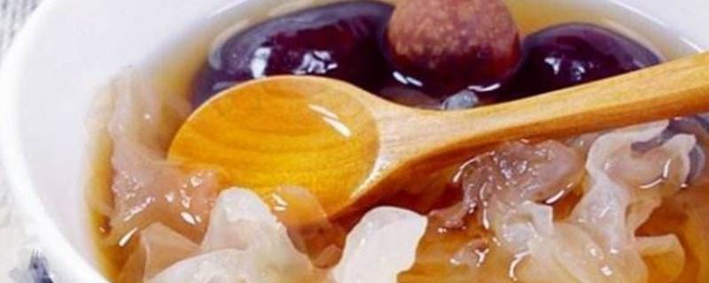 桂圆和红枣银耳一起煮作用(桂圆红枣和银耳可以一起煮吗)