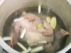 清炖鸡怎么做啊(清炖鸡怎么做好吃还香)