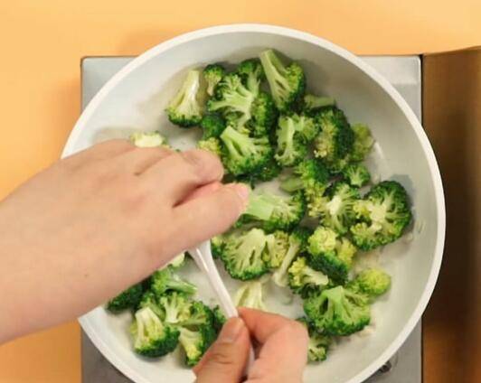 素炒西兰花如何炒才好吃(素炒西兰花怎么洗)