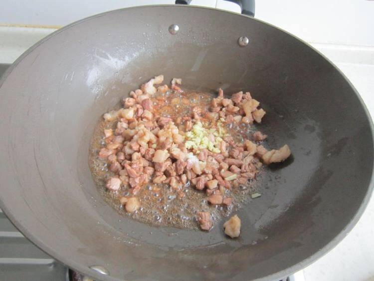 酸菜怎么炒好吃家常做法(酸菜用什么炒好吃)
